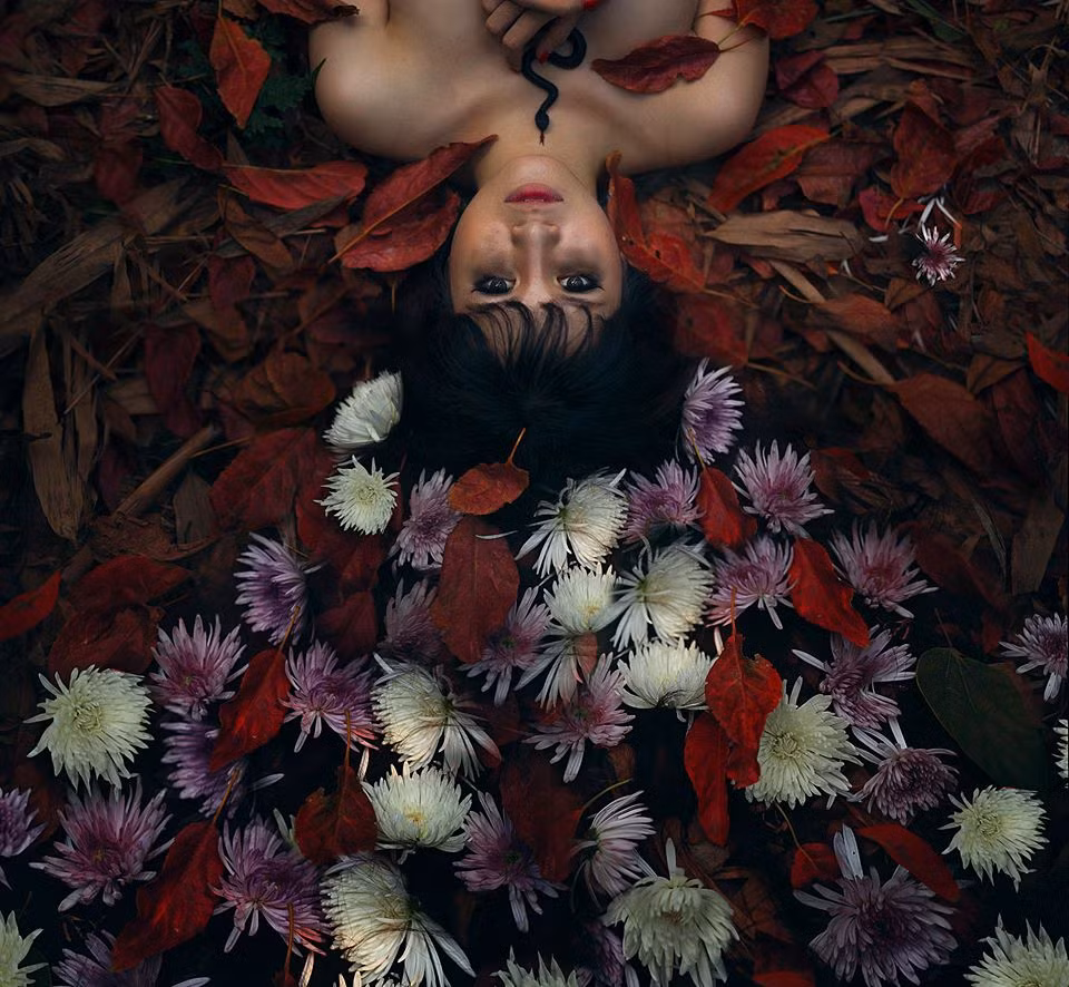 Bộ ảnh của Ngọc Bích sau khi được chia sẻ lên Facebook thu hút sự quan tâm của khá nhiều bạn trẻ. Bỏ qua cảm giác khó hiểu ban đầu, nhiều bạn trẻ cho rằng bộ ảnh thực sự chất lượng, người mẫu xinh đẹp và rất cá tính.