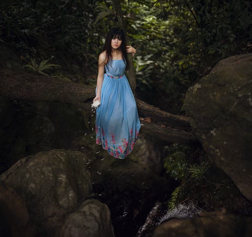 Ngọc Bích sinh năm 1995 từng là nữ sinh khoa Văn, trường Đại học Sư phạm Thái Nguyên. Từng ôm ước mơ trở thành một cô giáo, công việc phù hợp với người dịu dàng, nhu mì nhưng thực chất Ngọc Bích lại là một cô gái rất cá tính và có phần quái dị.