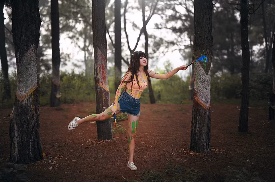 Một tạo hình đầy phá cách của Ngọc Bích trong bộ ảnh siêu thực.