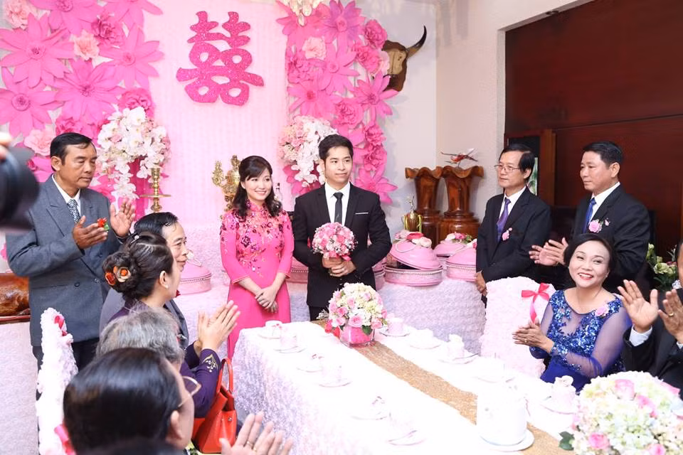 Được biết, cặp đôi thuê máy bay Vietnam Airlines rước dâu là chú rể Tạ Minh Thiện quê Bạc Liêu và cô dâu Nguyễn Thanh Hoàng Hằng quê Biên Hoà, Đồng Nai, cùng sinh năm 1990.