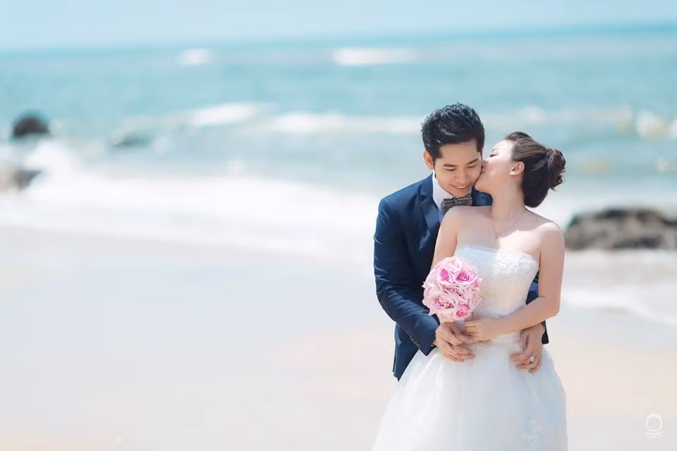 Theo tìm hiểu, chú rể Minh Thiện đang là Tổng giám đốc một công ty chuyên về thuỷ sản lớn ở Bạc Liêu, còn Hoàng Hằng lại làm bà chủ của 2 nhà hàng hải sản kinh doanh phát đạt, thừa hưởng từ bố mẹ. Có thể thấy cặp đôi này rất hợp với nhau về khả năng, công việc và ngành nghề theo đuổi.