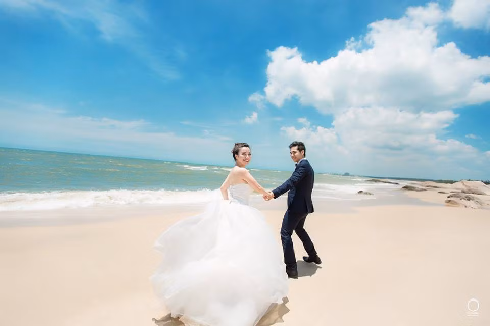 Chú rể Minh Thiện khẳng định việc thuê máy bay rước dâu hoàn toàn không phải là hành động “chơi ngông”, “thích thể hiện”, cố tình gây sốc để tạo sự chú ý mà nó đơn giản chỉ phục vụ đảm bảo ngày, giờ đẹp cho lễ cưới.