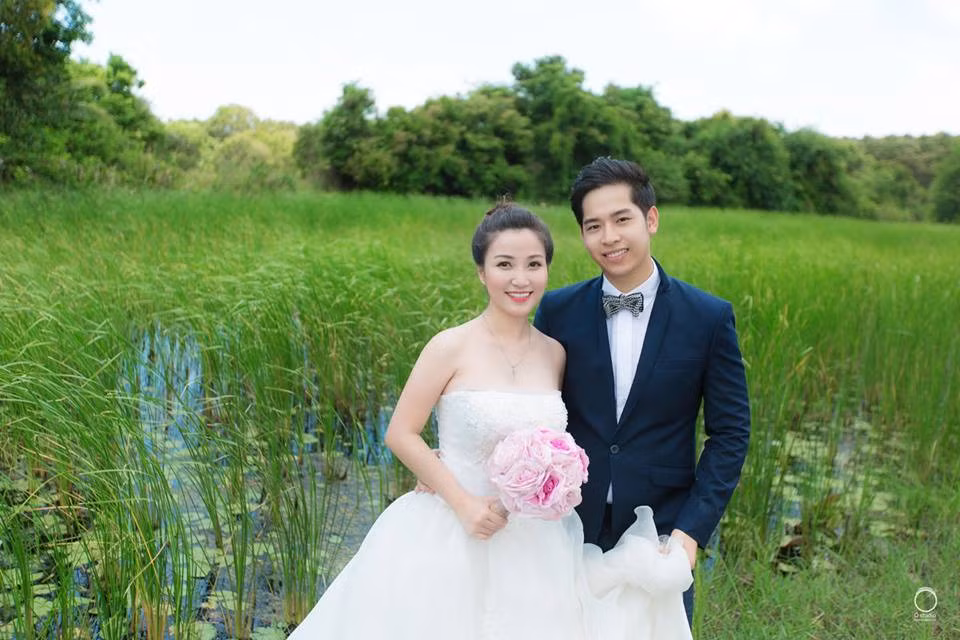 Việc tổ chức đám cưới sang, sử dụng máy bay rước dâu nhưng vẫn không bị nhận xét là quá phô trương, khoe khoang cho thấy gia thế của cả cô dâu và chú rể đều thuộc hàng tầm cỡ.