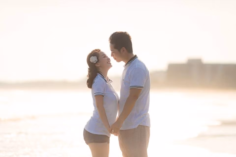 Trước đám cưới sử dụng máy bay để rước dâu, cặp đôi Minh Thiện và Hoàng Hằng đã cùng nhau chụp ảnh cưới ở biển. Dù đều là những công tử Bạc Liêu, con gái nhà giàu có nhưng ảnh cưới của cặp đôi này vẫn khá giản dị.