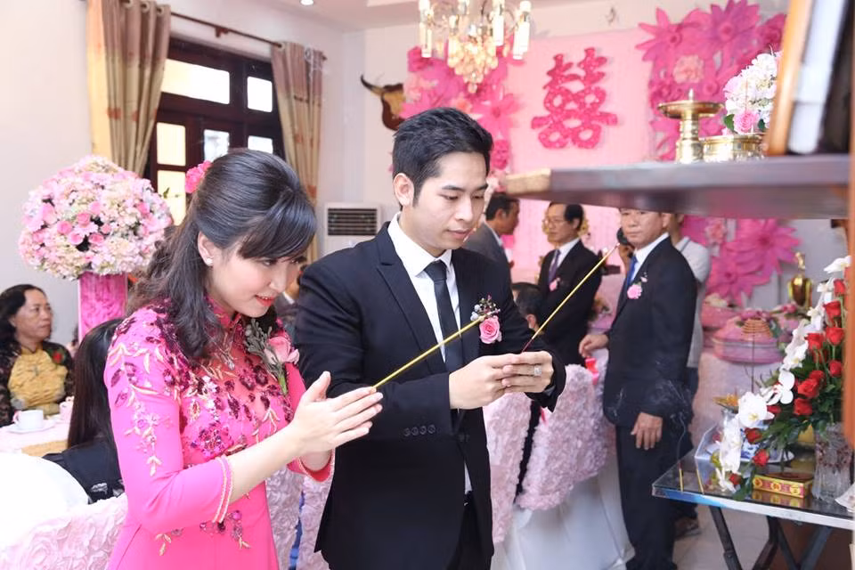 Đám cưới của cặp đôi trai tài gái sắc được diễn ra và gia đình đôi bên đã quyết định thuê hẳn một chiếc máy bay Vietnam Airlines để rước dâu về Cà Mau.