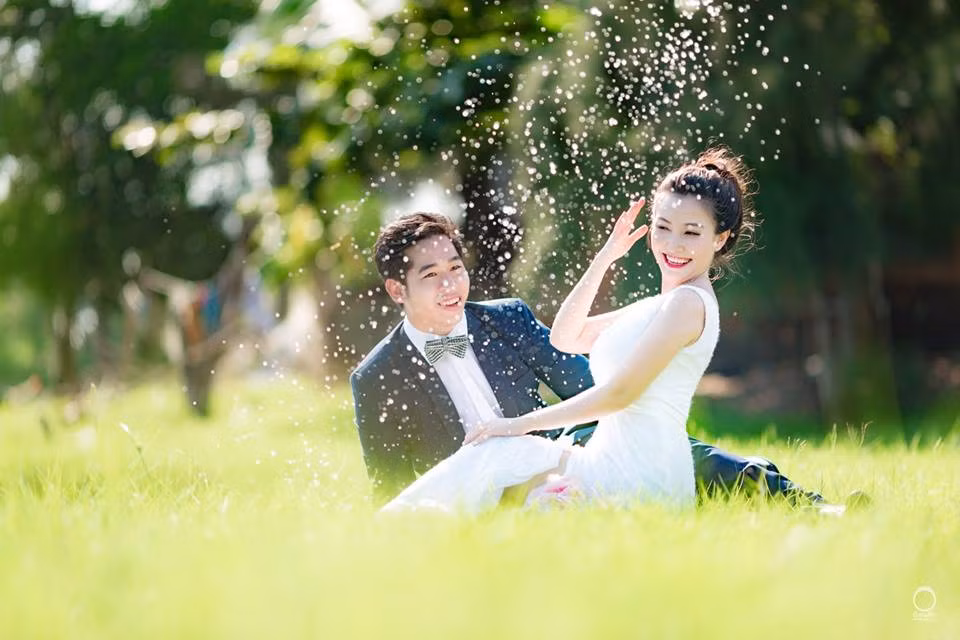 Minh Thiện và Hoàng Hằng đều từng là những du học sinh. Hằng từng đi Mỹ, còn Thiện lại học tập ở Australia. Tuy nhiên điểm trùng hợp của cặp đôi này là quen nhau khi đang ngồi đợi máy bay ở sân bay Cà Mau, cả hai đều học chuyên ngành Quản trị Kinh doanh, đều có hướng đi là trở về tiếp quản công việc kinh doanh có quy mô của gia đình sau khi hoàn thành chương trình học.