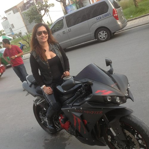 Theo tìm hiểu, nữ biker cưỡi “quái vật” trên phố trong bức ảnh gây sốt tên thật là Trương Ngọc Yến, sinh năm 1989, là một nữ biker có tiếng và quyến rũ nhất nhì Sài thành. Trương Ngọc Yến đã từng gây sốt mạng Việt với bức ảnh cõng một vận động viên thể hình nặng hơn 100kg lên vai một cách ngon lành.