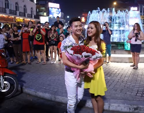 Tối hôm 5/11, màn cầu hôn của một chàng ca sĩ trẻ với cô hoa khôi gây náo động, xôn xao một góc bờ hồ Hoàn Kiếm. Nhân vật chính của màn tỏ tình hot girl là chàng trai tên Quang Anh, một ca sĩ trẻ, nhờ bạn bè giúp đỡ, cầu hôn với bạn gái Nguyễn Thu Hằng - Hoa khôi Sinh viên Hà Nội 2015. Màn tỏ tình lãng mạn được dân mạng so sánh, ví von như truyện ngôn tình ngoài đời thực.