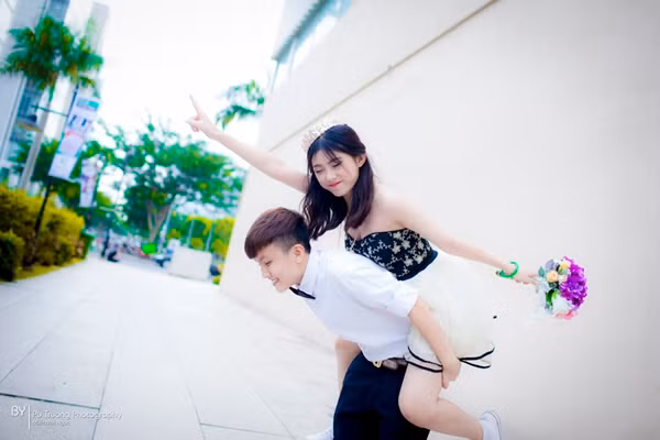 Được biết Nhi và Phụng quen nhau lần đầu ở một quán nước, khi đó cả hai vẫn chỉ coi nhau là bạn. Nhưng sau lần gặp mặt đầu tiên và trò chuyện, cả hai dần thân thiết hơn khi phát hiện có nhiều sở thích và tính cách rất hợp nhau. Ảnh: Pu Trương.