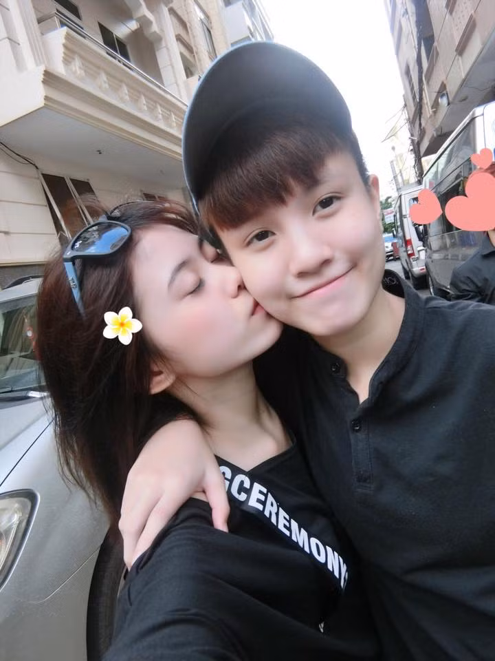 Yêu nhau được gần một năm, Nhi và Phụng đặc biệt thích cùng nhau "tự sướng", chụp những bức ảnh tình cảm bên nhau. Cả hai đều có khuôn mặt xinh xắn, Ngọc Nhi thì dễ thương như một cô búp bê nhỏ, còn Kim Phụng lại có dáng vẻ tinh nghịch, năng động của một cậu con trai.