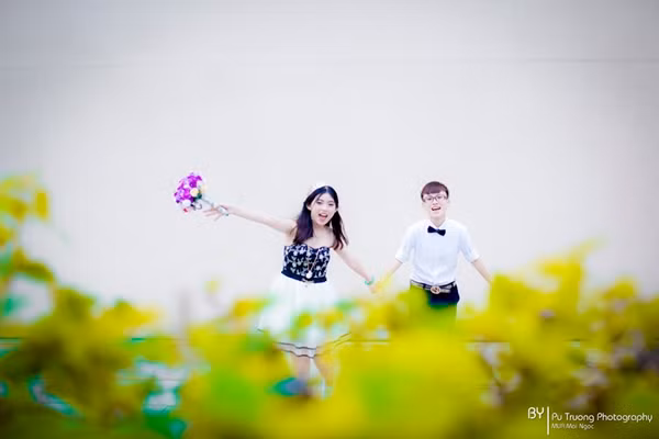 Yêu nhau lúc nào không hay, cặp đôi đồng tính 9X đến nay đã cùng nhau đi qua quãng đường gần 1 năm với nhiều kỷ niệm ngọt ngào. Kim Phụng là người rất thích chủ động, là người tỏ tình trước và may mắn được bạn gái sớm nhận lời. Ảnh: Pu Trương.