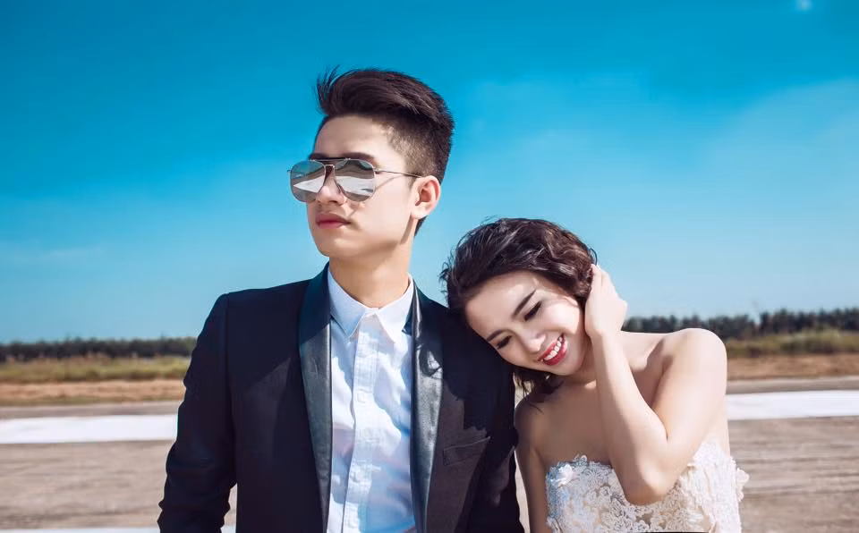 Linh Miu cho biết bộ ảnh là một câu chuyện tình yêu đôi lứa, có những khoảnh khắc ngọt ngào, yên bình nhưng cũng có lúc phải trải qua giận hờn, trắc trở thậm chí là đổ vỡ.