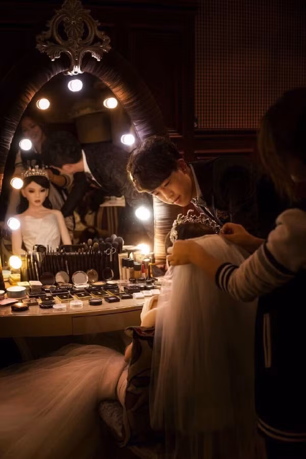 Dù rất đầu tư và chuẩn bị kỹ càng, tuy nhiên bộ ảnh lại tạo ra nhiều luồng ý kiến trái chiều trong cộng đồng mạng Trung Quốc. Nhiều người cho rằng bộ ảnh cưới này...ghê rợn nhiều hơn là lãng mạn, vì nó làm mọi người liên tưởng đến câu chuyện búp bê ma.