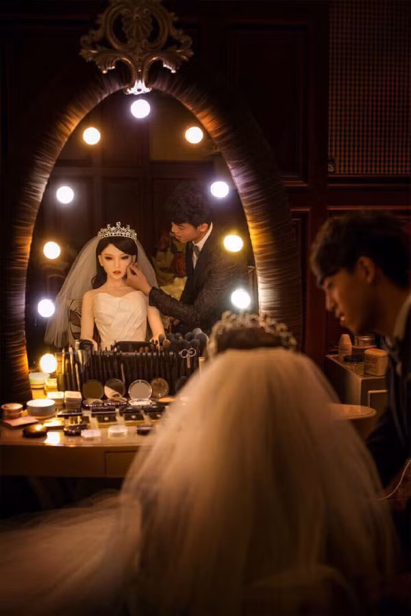 Dù bị khá nhiều người ném đá về suy nghĩ, hành động kỳ quặc nhưng chú rể đẹp trai vẫn khẳng định anh cảm thấy hạnh phúc, hãnh diện với quyết định của mình.