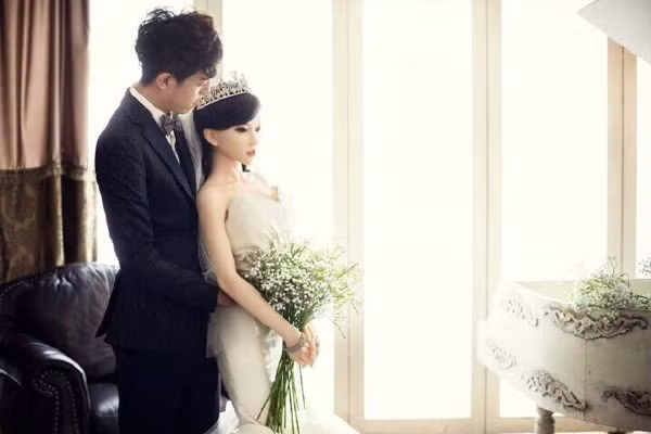 Không chỉ chụp ảnh cưới với búp bê, chàng trai 28 tuổi này còn khẳng định anh muốn lấy búp bê làm vợ. Đám cưới của cặp đôi "tình người duyên búp bê" được diễn ra vào ngày hôm nay 6/11, gây xôn xao mạng xã hội Trung Quốc.