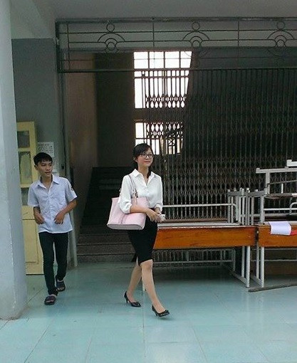 Cũng chính sự nóng lòng, tìm kiếm của dân mạng mà nhiều sự nhầm lẫn đã xảy đến. Một số cô gái trẻ cùng tên, có ngoại hình na ná cô giáo hot girl Phương Anh bị dân mạng nhận nhầm và liên tục gửi tin nhắn hỏi thăm.