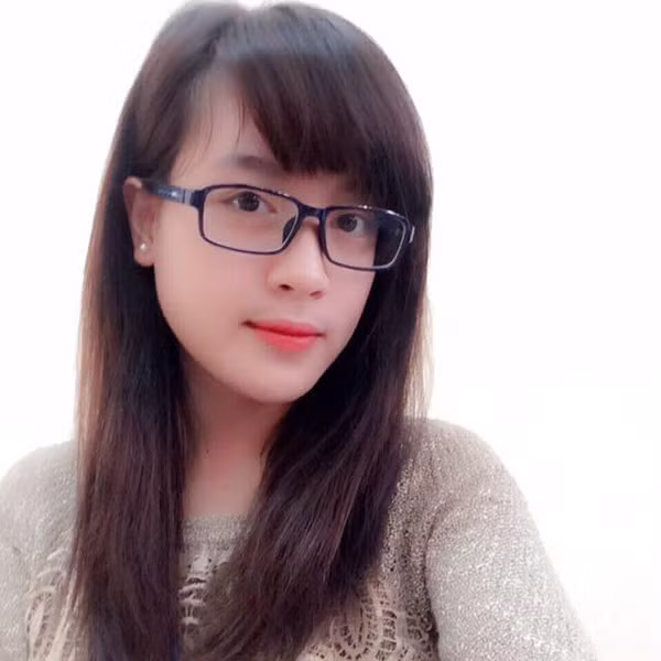 Trường hợp thứ hai là của bạn trẻ tên Nguyễn Phương Anh (ảnh), cũng là cô giáo và cũng dạy học ở Hưng Yên. Khi nhận được quá nhiều tin nhắn hỏi thăm của dân mạng Nguyễn Phương Anh đã phải lên tiếng, khẳng định bản thân không phải giáo viên trong bức ảnh đang gây sốt.