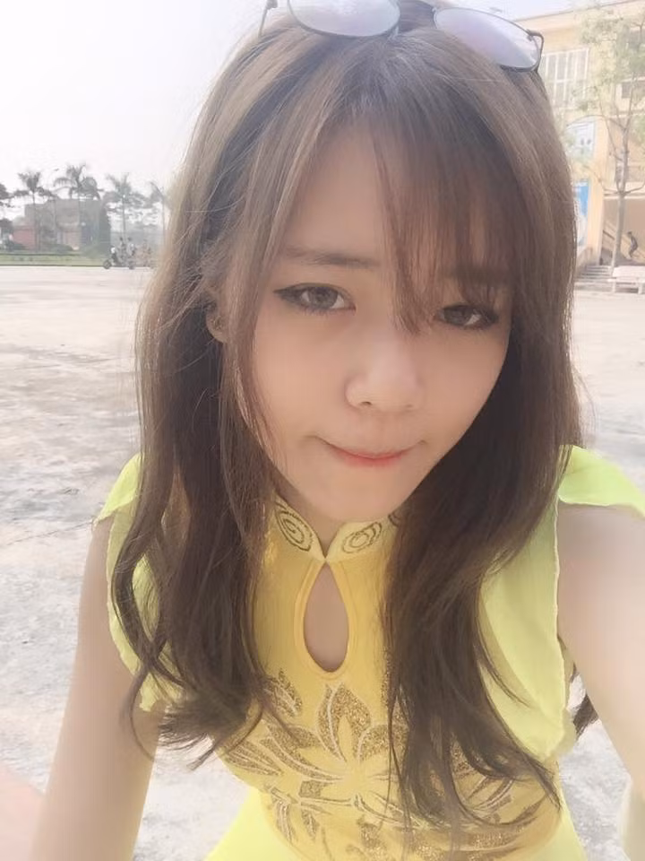 Mới 16 tuổi, có thành tích học tập tốt và tự chủ về kinh tế nhờ làm mẫu ảnh và kinh doanh online. Hải Yến cho thấy bản thân rất tự tin, năng động và thích tự lập.