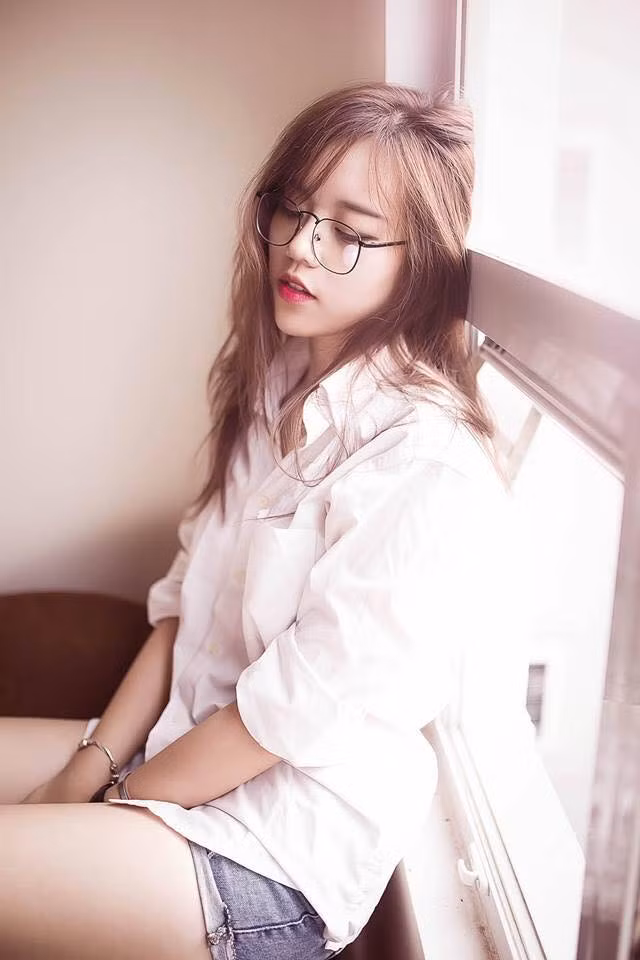 Mới 16 tuổi nhưng Hải Yến đã sở hữu chiều cao 1m70 cùng đôi chân dài nuột nà mà nhiều chị em, cô gái trẻ khác đều mơ ước. Khuôn mặt xinh xắn và vóc dáng chuẩn trở thành lợi thế lớn để Hải Yến tự tin với công việc làm người mẫu ảnh.