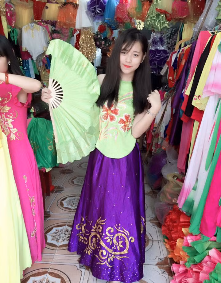 So với một cô gái 16 tuổi bình thường, Hải Yến có vẻ ngoài chững chạc hơn hẳn. Cô nữ sinh Hải Dương chân dài cũng chọn cho mình một phong cách, tạo hình rõ ràng, đó là đề cao sự giản dị, năng động.