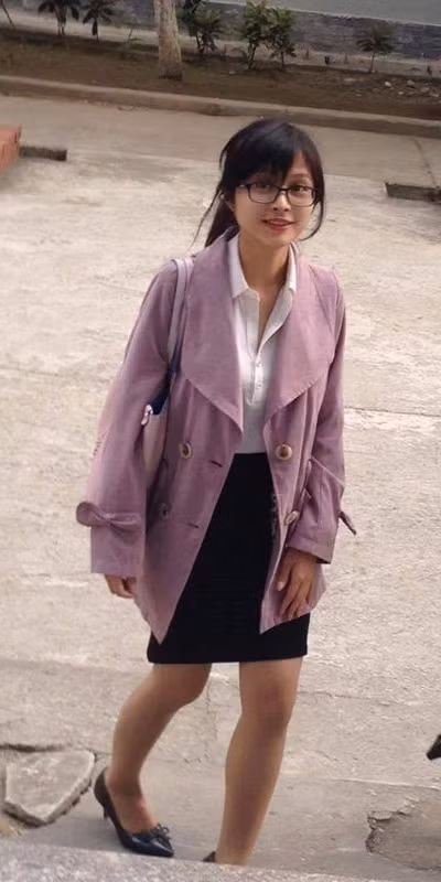 Tuần qua bức ảnh do thành viên của một fanpage nổi tiếng chia sẻ ngày hôm qua về một người được cho là cô giáo Hưng Yên xinh như hot girl đang khiến dân tình xôn xao. Nét xinh xắn, giản dị và nụ cười của cô giáo trẻ thực sự khiến nhiều bạn trẻ như “phát cuồng”.