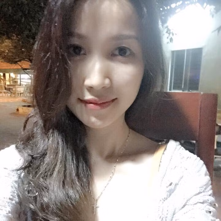 Đặc biệt dù xuất thân trong một gia đình rất có điều kiện nhưng phong cách đời thường và lối sống của Hoàng Hằng lại thể hiện cô là một người rất giản dị, khiêm tốn. Điều này khiến cô có thêm nhiều người yêu quý, ủng hộ và chúc phúc khi đến với Minh Thiện.