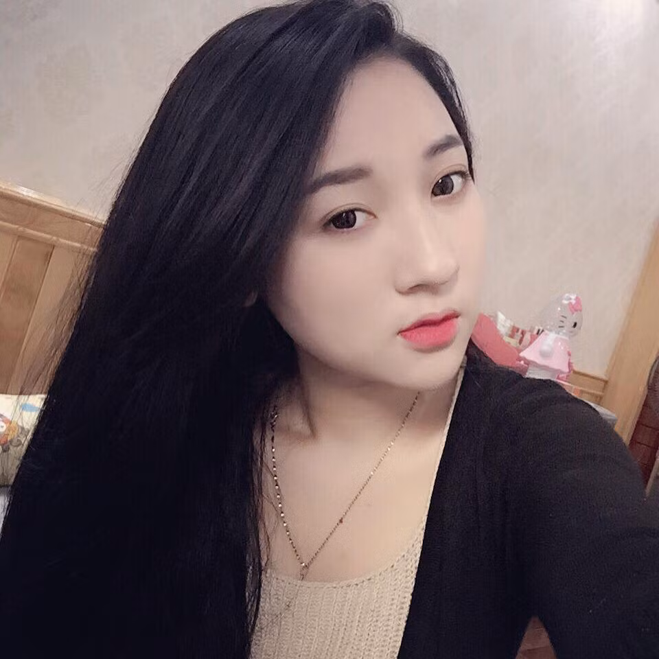 9X xinh đẹp chia sẻ rằng cô rất thích học ngành kinh tế bởi có đam mê kinh doanh từ nhỏ. Sắp tới nếu có điều kiện và thời gian, Hà Trang sẽ đi du học để lĩnh hội thêm kiến thức.