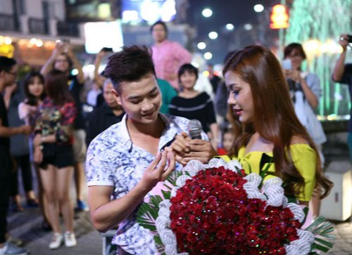 Nguyễn Thu Hằng hiện là sinh viên năm cuối trường CĐ Công Nghiệp Phúc Yên. Cô vừa mới đăng quang Hoa khôi sinh viên Hà Nội 2015 ngày 11/10 vừa qua.