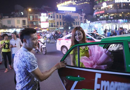 Nhiều bạn trẻ có mặt ở Hồ Gươm, chứng kiến màn cầu hôn đã dùng điện thoại ghi hình, đăng tải clip cầu hôn lên mạng. Đến sáng nay, clip cầu hôn hot girl của chàng ca sĩ trẻ đã xuất hiện tràn ngập trên nhiều fanpage, diễn đàn dành cho giới trẻ.