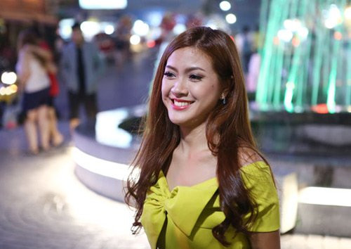 Nữ chính của màn cầu hôn là gương mặt đã khá quen thuộc, Nguyễn Thu Hằng – Hoa khôi Sinh viên Hà Nội 2015. Thu Hằng xuất hiện trong bộ váy khá sang trọng, khoe vóc dáng gợi cảm và nở nụ cười rạng rỡ khi biết mình được cầu hôn.