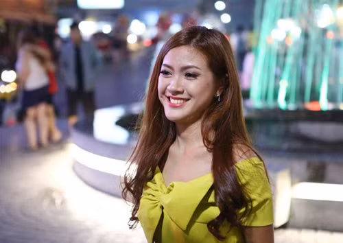 Nữ chính của màn cầu hôn là gương mặt đã khá quen thuộc, Nguyễn Thu Hằng – Hoa khôi Sinh viên Hà Nội 2015. Thu Hằng xuất hiện trong bộ váy khá sang trọng, khoe vóc dáng gợi cảm và nở nụ cười rạng rỡ khi biết mình được cầu hôn.