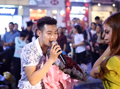 Vốn là một ca sĩ nên Quang có giọng hát rất hay, thu hút nhiều người đi đường dừng lại theo dõi. Sau ca khúc ngọt ngào, Quang Anh tặng hoa và nhẫn đính hôn cho bạn gái hot girl. Cảm động trước màn cầu hôn quá bất ngờ, lãng mạn, Thu Hằng có chút ngượng ngùng nhưng sau đó cũng đón nhận hoa, nhẫn từ bạn trai và bật khóc.