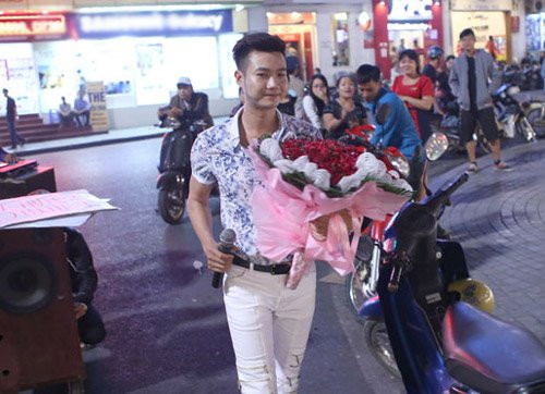 Nhân vật chính của màn tỏ tình hot girl là chàng trai tên Quang Anh. Anh chàng đẹp trai có mặt từ sớm, đón đợi bạn gái, cầm micro nói chuyện mà không e ngại mọi ánh mắt, những người chỉ trỏ, bàn tán xung quanh. Sự xuất hiện của Quang Anh khiến nhiều bạn trẻ thích thú, bất ngờ.