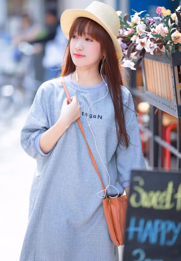 Đang học tập tại trường Đại học Ngoại ngữ Tin học, nhờ ngoại hình xinh xắn, nổi bật mà Hiền Thảo luôn được rất nhiều nam, nữ sinh cùng trường chú ý. Với bản tính hiền lành, có phần e dè, nhút nhát, Hiền Thảo thường cảm thấy khá bối rối khi có ai đó nhận xét về mình.