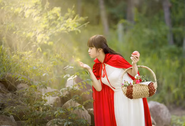 Được biết dù là một cô gái khá hiền lành, nhút nhát nhưng trong các hoạt động của trường, lớp nhưng Hiền Thảo vẫn rất nhiệt tình tham gia và giành được không ít giải thưởng. Hiền Thảo từng tham gia các cuộc thi MC, thi nữ công gia chánh và có nhiều trải nghiệm thú vị.