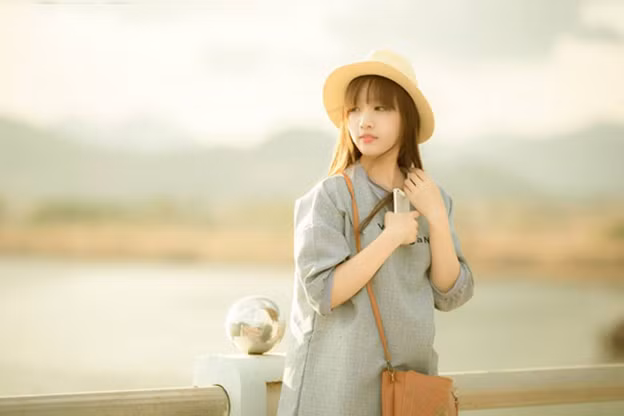 Vì hiền lành và xinh đẹp nên Hiền Thảo được rất nhiều chàng trai, thậm chí cả các cô gái theo đuổi từ khi còn học cấp 3. Con trai tỏ tình thì không phải vấn đề quá lớn nhưng nàng nữ sinh trường ngoại ngữ đã từng không ít lần đau đầu vì bị một số cô gái khủng bố điện thoại, liên tục nhắn tin tán tỉnh, ngỏ lời yêu.