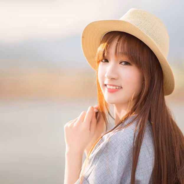 Phan Hiền Thảo, sinh năm 1995, quê gốc Đồng Nai, hiện đang là nữ sinh ngoại ngữ học tập tại TP HCM. 20 tuổi, Hiền Thảo được nhận xét là đẹp cả tên lẫn người, cô bạn từng được ví von là nữ sinh đẹp từng xăng-ti-mét, “đẹp như tranh vẽ” trên một số trang tin dành cho giới trẻ.