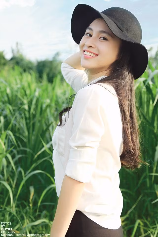 Luôn được khen ngợi xinh đẹp, giống hot girl Khả Ngân nhưng Ngọc Bích luôn tỏ ra khiêm tốn, thậm chí ngại ngùng trước những nhận xét của người khác khác. Cô nữ sinh 10X An Giang cho rằng bản thân còn thua kém “chị Khả Ngân” rất nhiều và chỉ có chút vui khi bản thân được khen giống một người xinh đẹp, tài năng như vậy.