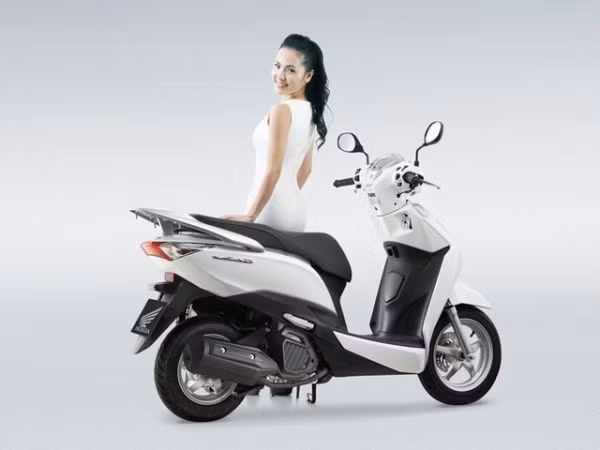  Honda Lead ra mắt tháng 3/2013 chính là đối thủ chính của Yamaha Grande. Chiếc xe có cốp chứa đồ dung tích 37 lít, mặt đồng hồ tinh thể lỏng, nắp bình xăng ở yếm trước, yên thấp và chân chống ngăn khởi động.