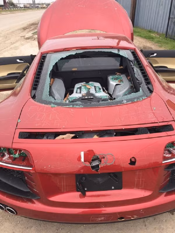 Audi R8 tan nat duoi tay 