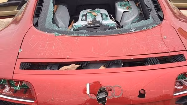 Audi R8 tan nat duoi tay 