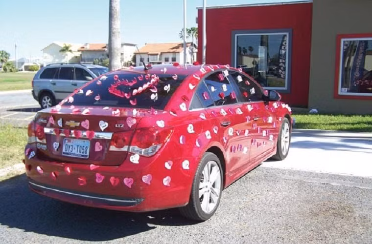 Thay vì sticker, các miếng dán hình trái tim cũng có thể là sự lựa chọn khác để tạo bất ngờ cho người mình yêu