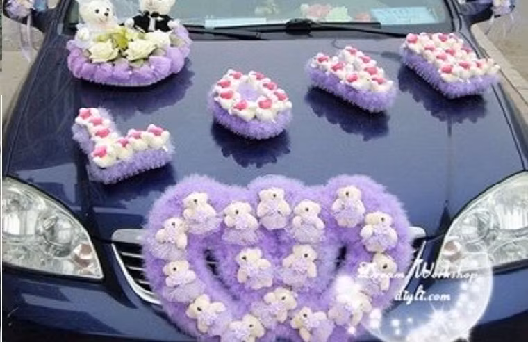 Ngoài gấu, ngoài trái tim thì chữ Love biểu tượng cho tình yêu vẫn là sự lựa chọn phổ biến khi muốn trang trí xe ngày lễ Tình nhân