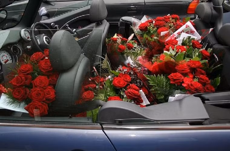 Hoặc không cần cầu kỳ, chỉ cần rực rỡ sắc màu hoa tươi trong xe là đã có thể gây ấn tượng mạnh với nàng