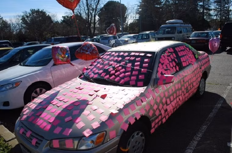  Dán sticker với các thông điệp tình yêu kín xe cũng không phải sự lựa chọn quá tồi