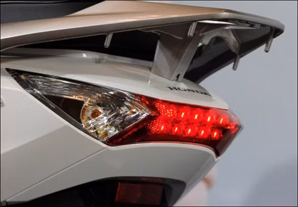 ...Honda Lead 125 được trang bị động cơ eSP 4 kỳ, xi-lanh đơn, làm mát bằng chất lỏng kết hợp hệ thống kiểm soát hơi xăng EVAPO và ngắt máy tạm thời Idling Stop System giúp tiết kiệm nhiên liệu.