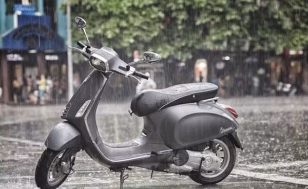  4. Vespa Sprint: Ra mắt tháng 4/2014 sau thị trường Ý một năm và thay thế đàn anh Vespa S, Vespa Sprint là phiên bản nam tính của Primavera...