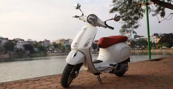 3. Vespa Primavera: Cuối năm 2013, hãng Piaggio trình làng mẫu xe ga Vespa Primavera tại thị trường Việt Nam, thay thế cho đàn anh LX...