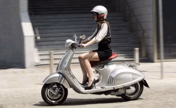 ...Vespa 946 Bellissima có hai phiên bản màu là xanh và xám ánh kim, được trang bị động cơ 3V i.e., dung tích 125 cc tiêu chuẩn toàn cầu.
