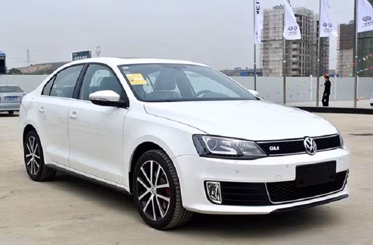 7. FAW-VW Sagitar: 300.100 xe. Bên cạnh Jetta, Sagitar cũng là một “con bài” chiến lược của Volkswagen tại thị trường Trung Quốc. Mẫu xe gia đình cỡ nhỏ này “thửa” khá nhiều chi tiết từ người anh em Jetta.